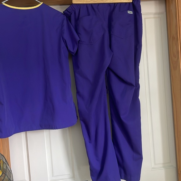 Grey’s Anatomy Women's Purple Scrub Set Size MP - Picture 4 of 7